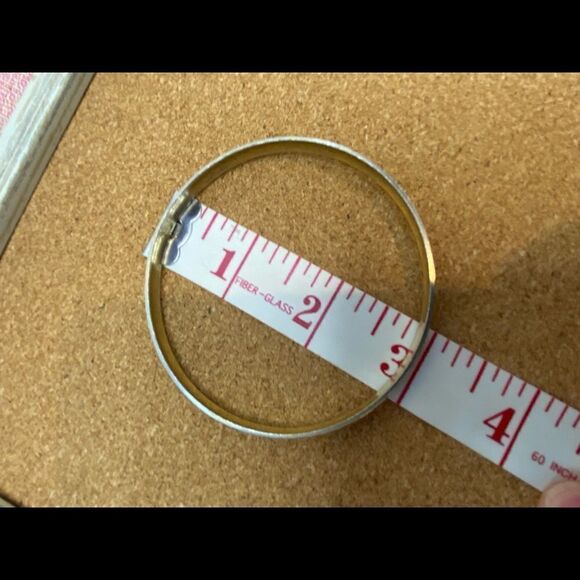 Golden Metallic etched bangle bracelet - Picture 4 of 4